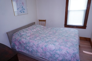 2 bedrooms, WiFi - Cute and Cozy. Short walk to Sand. Close to Attractions. (Hampton)