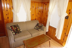 TV - Cute and Cozy. Short walk to Sand. Close to Attractions. (Hampton)