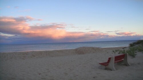 Söpö ja kodikas.  Lyhyt kävelymatka Sandille.  Lähellä nähtävyyksiä.