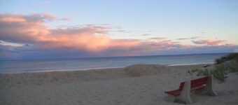 Cute and Cozy.  Short walk to Sand.  Close to Attractions.