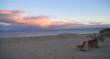 Söpö ja kodikas. Lyhyt kävelymatka Sandille. Lähellä nähtävyyksiä.