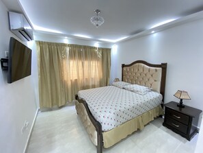 3 habitaciones, tabla de planchar con plancha, wifi y ropa de cama 