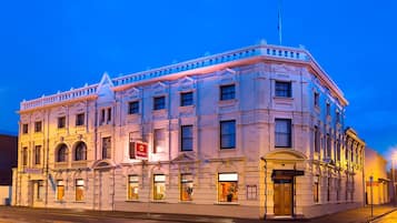 Fachada de la propiedad por la tarde o noche