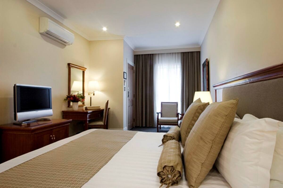 Spa Room | In-room safe, desk, blackout drapes, soundproofing
