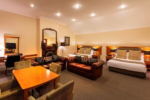 家庭房, 2 张大床 | 起居区 | 智能电视、DVD 播放器、iPod 基座