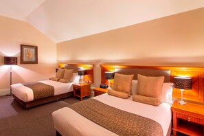 Spa Family Room | In-room safe, desk, blackout drapes, soundproofing - City Park Grand (Launceston)