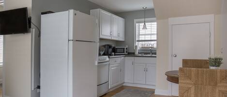 ثلاجة، ميكروويف، فرن، موقد طهي مسطح