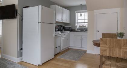 Modern apartment, steps to town center, restaurants and beach.