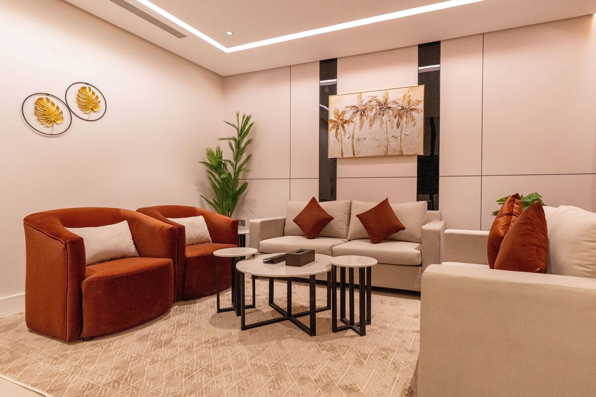 Una sala moderna con dos sofás, una mesa de centro y una planta en maceta.