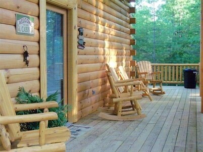 'The Bear's Den' , Secluded, Upscale Cabin, 3 BR, 2 BA