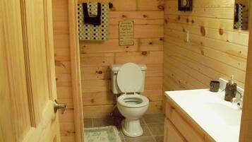 Duschwanne, HandtĂŒcher, Seife, Toilettenpapier