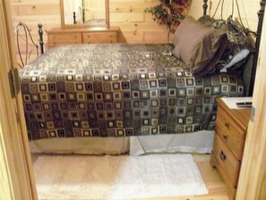 3 bedrooms, iron/ironing board, bed sheets