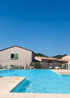Seasonal outdoor pool, pool umbrellas, pool loungers - Résidences La Tour du Guet (Montbrun-les-Bains)