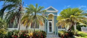 Elegant Home with Pool and within 10 mins to beach, Airport, and Dining