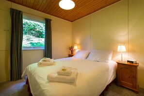 Chalet | 3 bedrooms, iron/ironing board, free WiFi, bed sheets - Kestrel Lodge With Mountain View Free Wifi (Crianlarich)