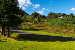 Chalet | Property grounds - Kestrel Lodge With Mountain View Free Wifi (Crianlarich)