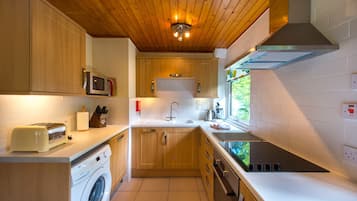Chalet | Private kitchen | Fridge, microwave, oven, stovetop