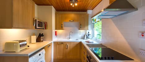 Chalet | Private kitchen | Fridge, microwave, oven, stovetop