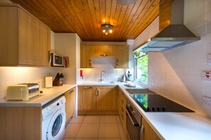 Chalet | Private kitchen | Fridge, microwave, oven, stovetop - Kestrel Lodge With Mountain View Free Wifi (Crianlarich)