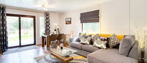 Chalet | Sala de estar | Televisión de pantalla plana de 30 pulgadas con canales por cable