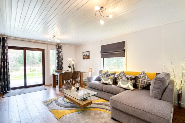 木屋 | 客厅 | 30-英寸纯平电视 （配备有线频道）、电视