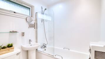 Chalet | Bathroom | Combined shower/bathtub, deep-soaking bathtub, hair dryer, towels