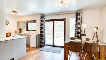 Chalet | Private kitchen | Fridge, microwave, oven, stovetop