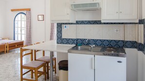 Tủ lạnh, bếp nấu, ấm điện, dụng cụ nấu nướng/bát dĩa/dao nĩa 