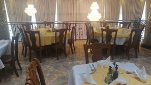2 restaurantes: opção de café da manhã, almoço e jantar