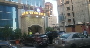 A building with a sign reading "LANTIAN INT.HI". - Lan Tian International Hotel (Addis Ababa)