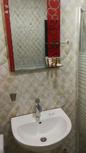 Standard Twin Room | Baño | Regadera, regadera tipo lluvia, amenidades de baño gratuitas, pantuflas 