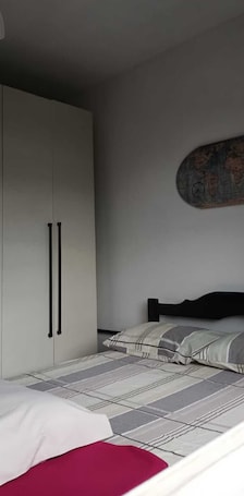 1 bedroom, desk, free WiFi, bed sheets. Clove and Cinnamon Studio