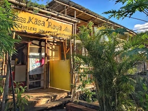 A building with a sign reading "Kasa Raya Inn & Café Restaurant".