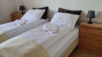 Phòng đôi hoặc 2 giường đơn, phòng tắm dùng chung | Bàn, màn/rèm cản sáng, phòng cách âm