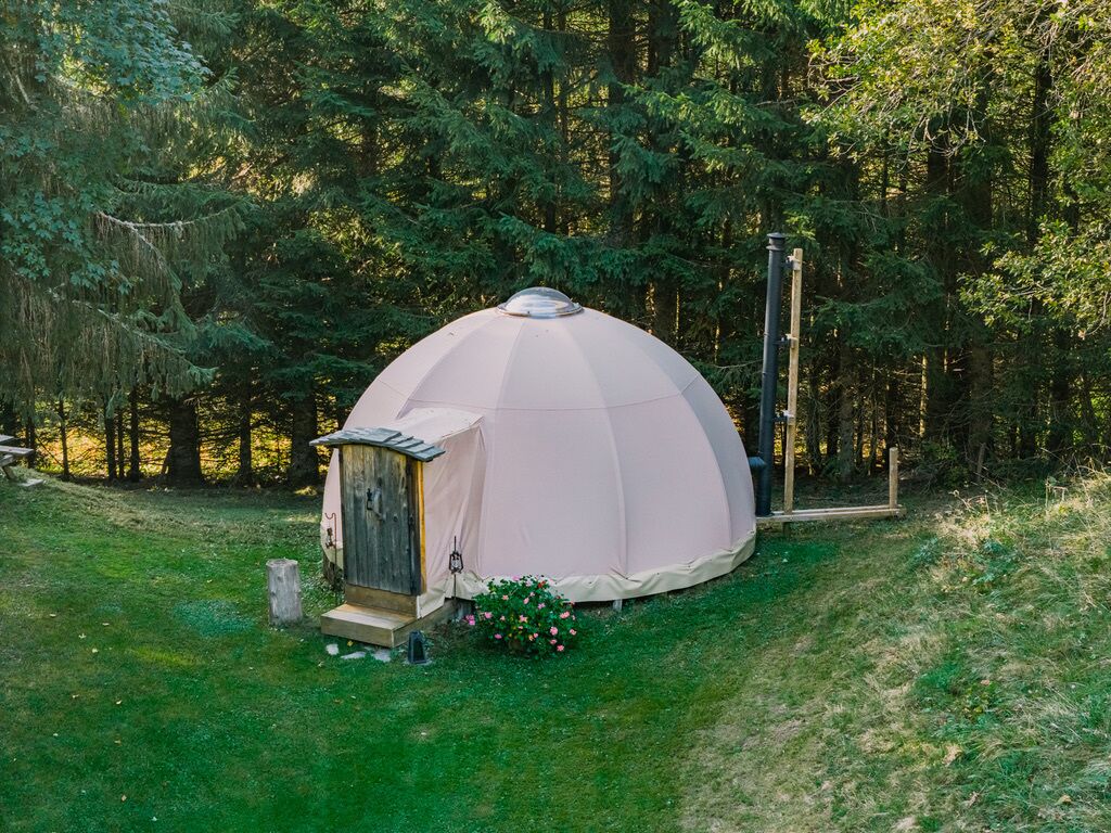 Tenda (Lodge Couple) | Didekorasi berbeda-beda dan dilengkapi dengan perabotan berbeda-beda