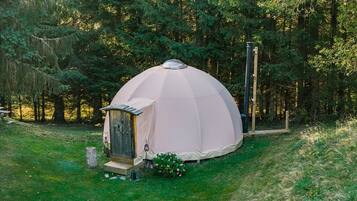 Tenda (Lodge Couple) | Didekorasi berbeda-beda dan dilengkapi dengan perabotan berbeda-beda