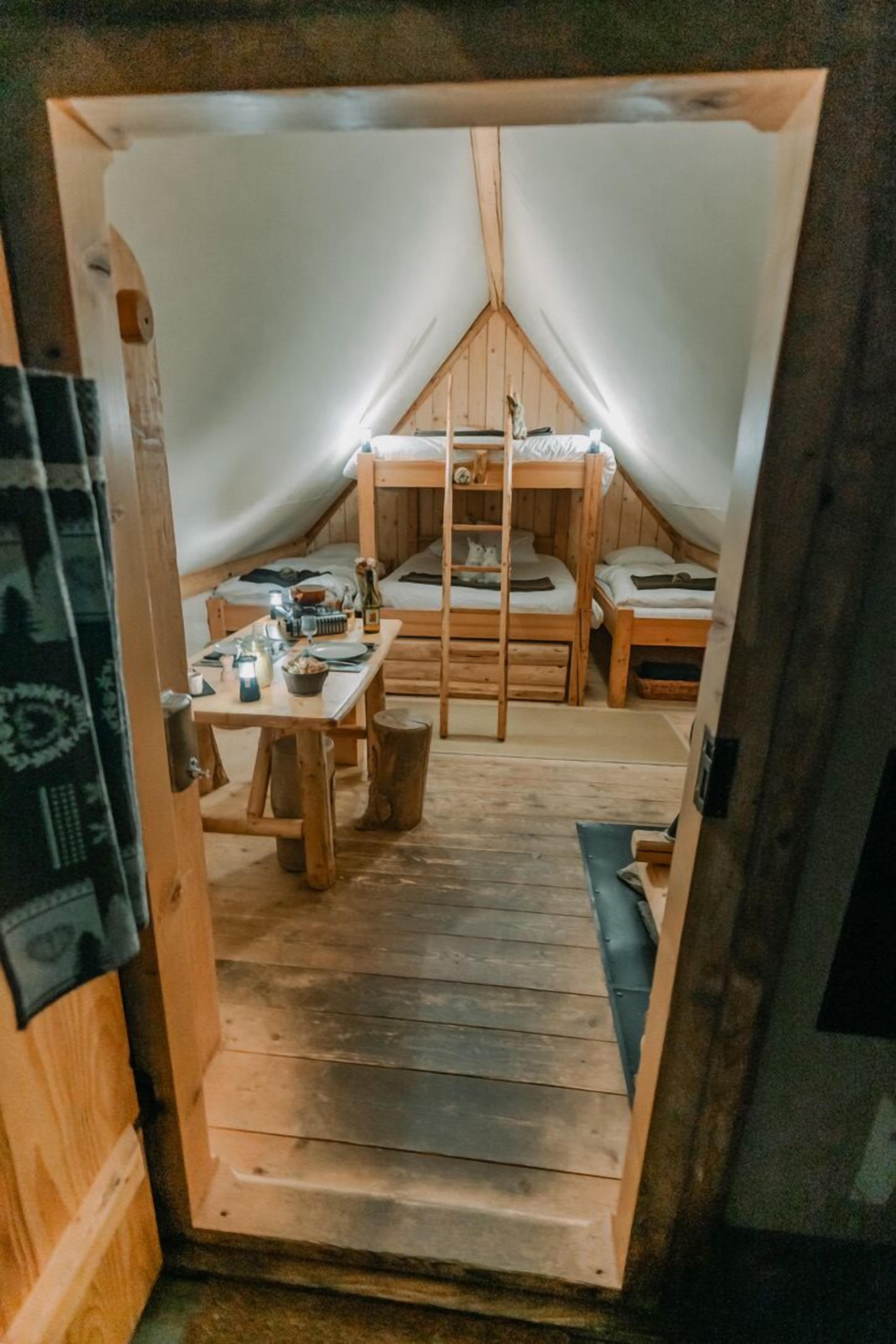 Tienda de campaña (Lodge Famille) | Decoración personalizada, muebles diferentes y wifi gratis 