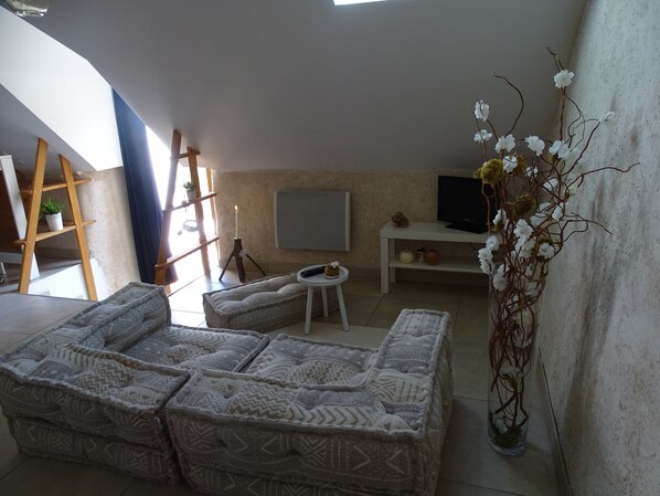 Monolocale Romantico, 1 camera da letto | Area soggiorno | TV a schermo piatto