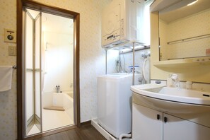 ファミリー ハウス 4 ベッドルーム | バスルーム | 個別の浴槽とシャワー、深めの浴槽、バスアメニティ (無料)、ヘアドライヤー