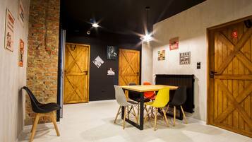 Lemari es, kompor, peralatan masak/sendok-piring, dan bumbu