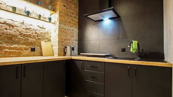 Lemari es, kompor, peralatan masak/sendok-piring, dan bumbu