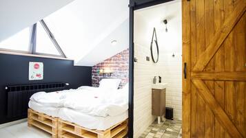 Studio, 3 Twin Beds | 1 bedroom, iron/ironing board, free WiFi, bed sheets