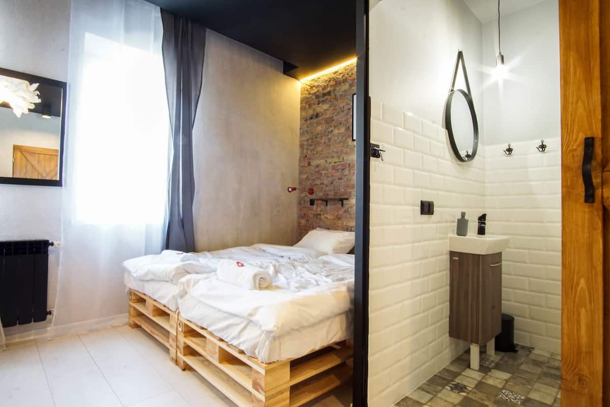 Apartamento Deluxe, varias camas | 1 dormitorio, tabla de planchar con plancha, wifi gratis y ropa de cama