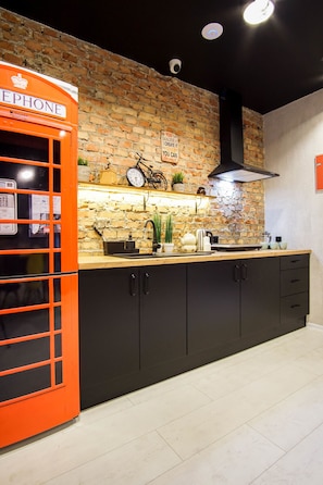 Kühlschrank, Herdplatte, Kochgeschirr/Geschirr/Besteck, Gewürze