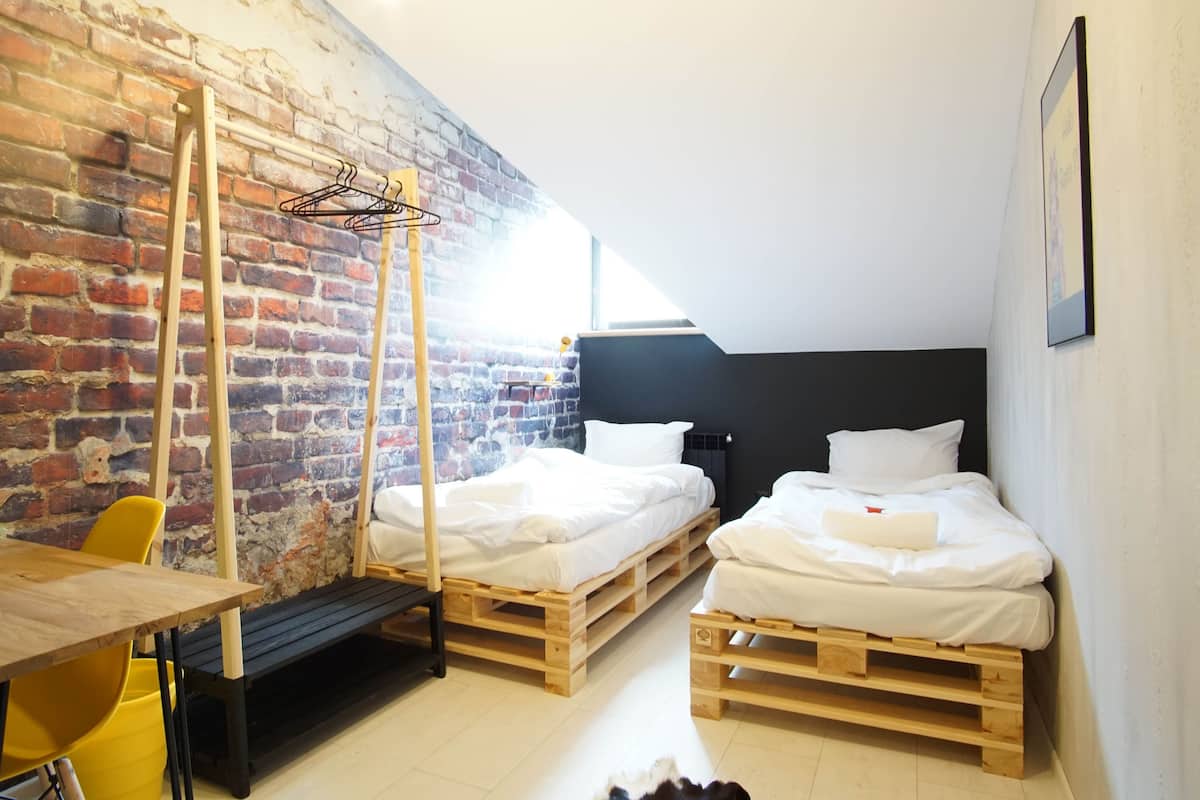 Apartamento estándar, 2 camas individuales | 1 dormitorio, tabla de planchar con plancha, wifi gratis y ropa de cama