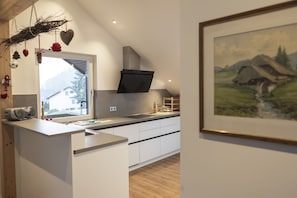 Design Apartment, 2 Bedrooms, Balcony, Mountain View | Private kitchen | Full-size fridge, microwave, oven, stovetop - Ferienwohnung Stern (Friedenweiler)
