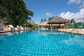 Piscine extérieure, parasols, chaises longues