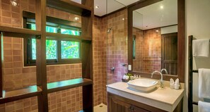 Tina profunda, amenidades de baño gratuitas, secadora de cabello 