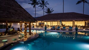 A poolside area with lounge chairs, a bar, and a restaurant. - Baan Astasia (Koh Samui)