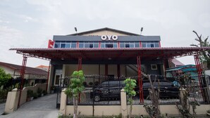 A building with a sign reading "OYO" and a covered entrance area. - Hotel O Titipapan Residence (Medan)